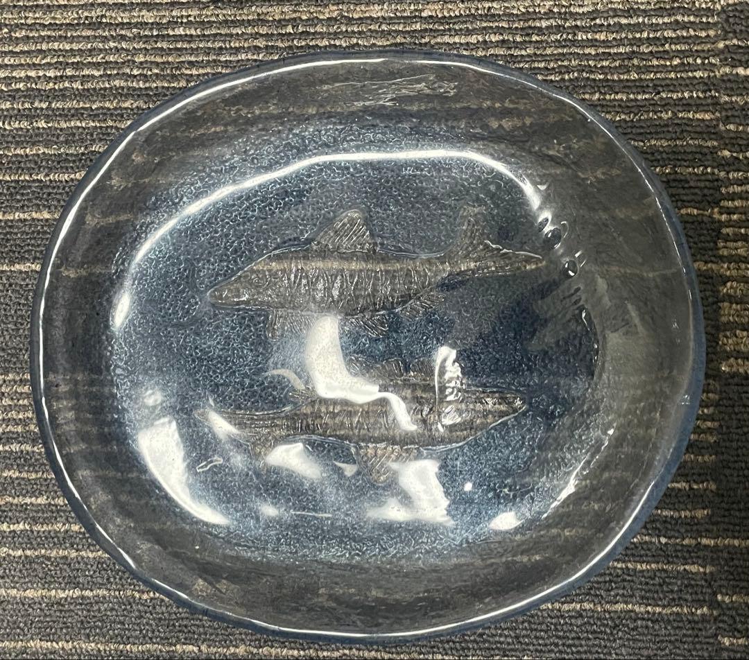 古着　魚の彫刻付き　ガラス皿 木製スタンド付き