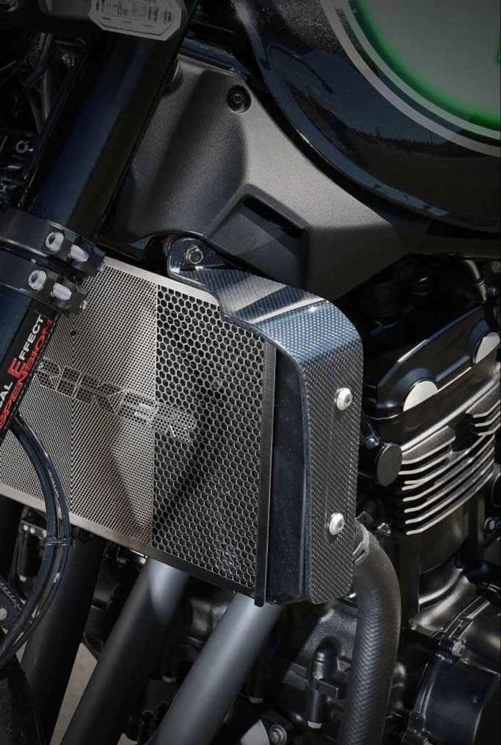 Z900RS用　ストライカー　カーボンラジエターサイドシュラウド　左右セット