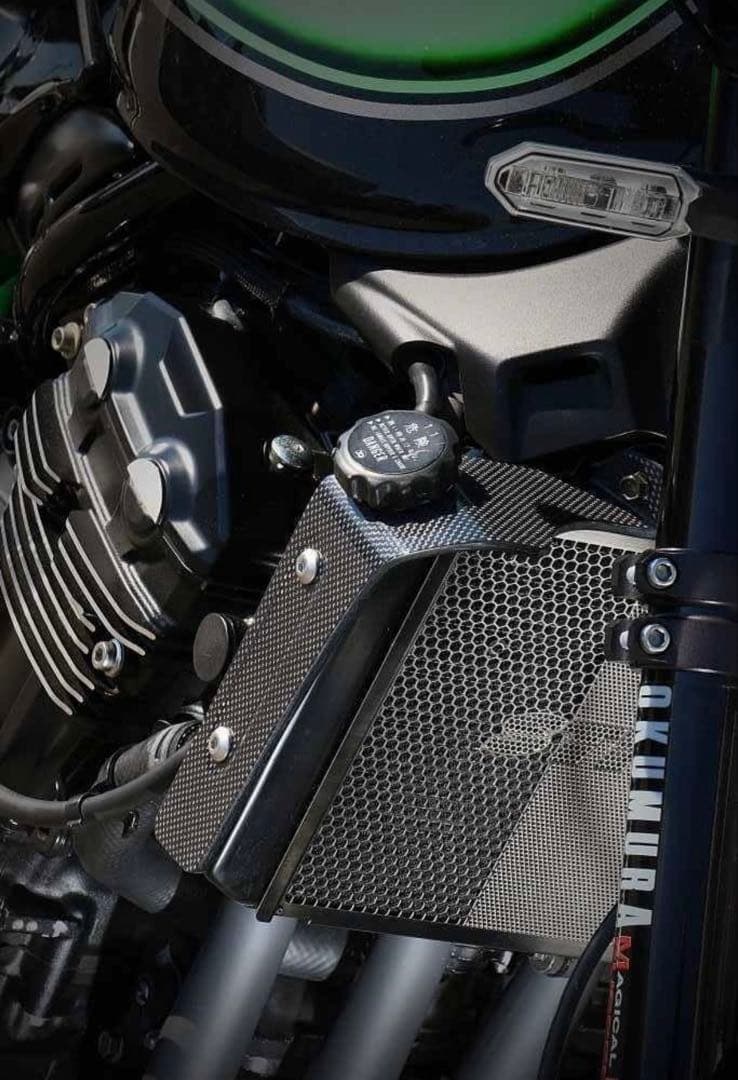 Z900RS用　ストライカー　カーボンラジエターサイドシュラウド　左右セット