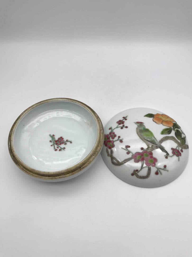 清乾隆時代　粉彩花卉吉祥鳥文香盒 印泥合子　香合　【乾隆年制】(F-45)