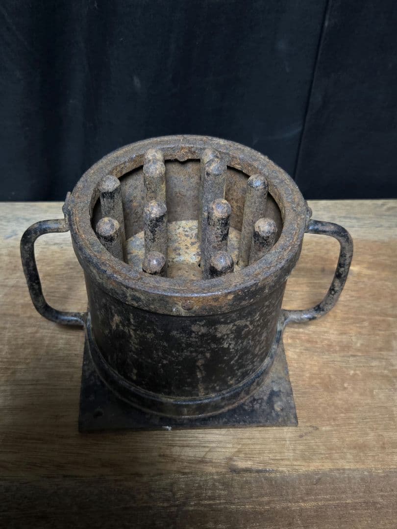 限定特価　レア物珍品鉄製の練炭製成古道具オブジェ　インテリア　コレクション