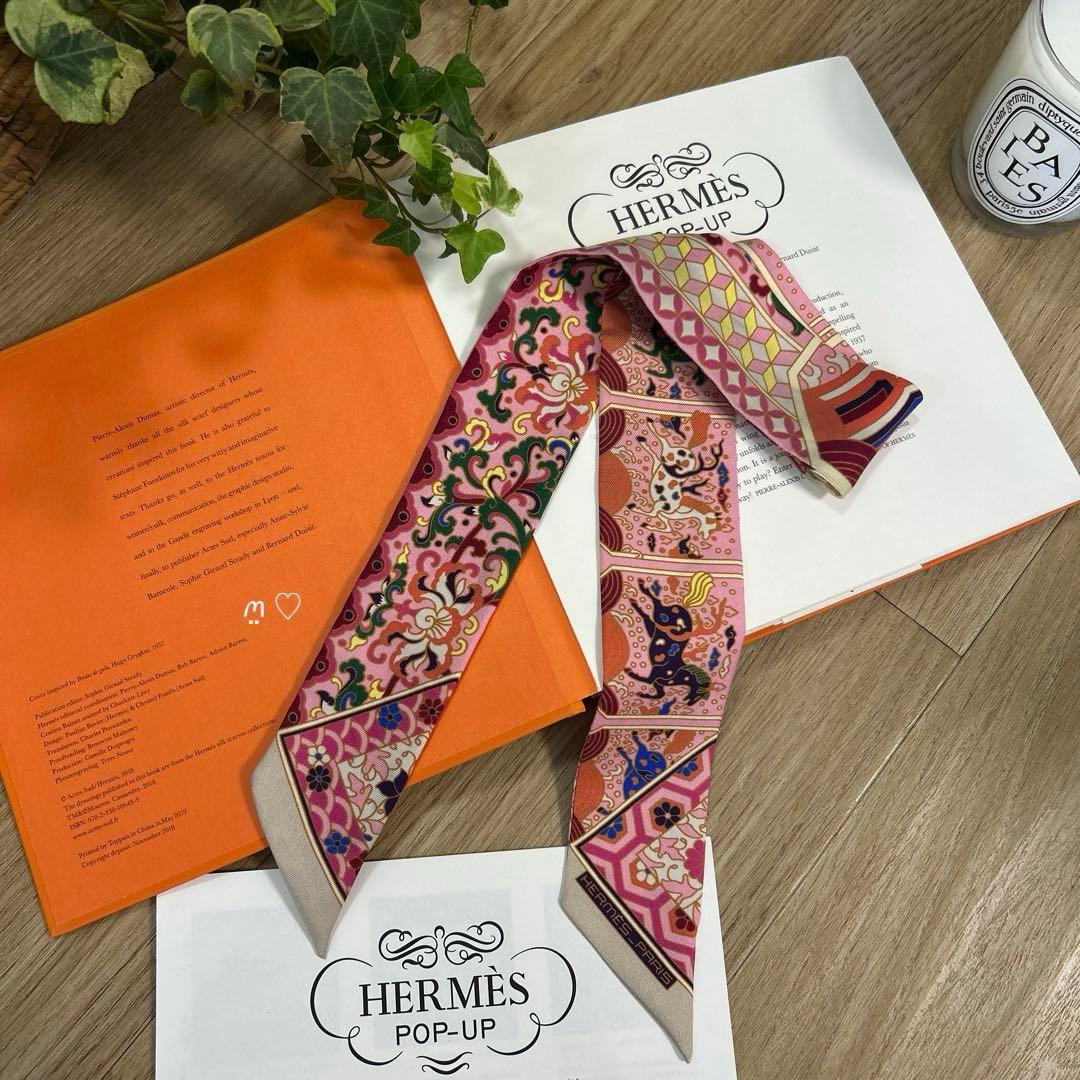 HERMESエルメス ツイリー　王室のコレクション　リボンスカーフ　ピンク