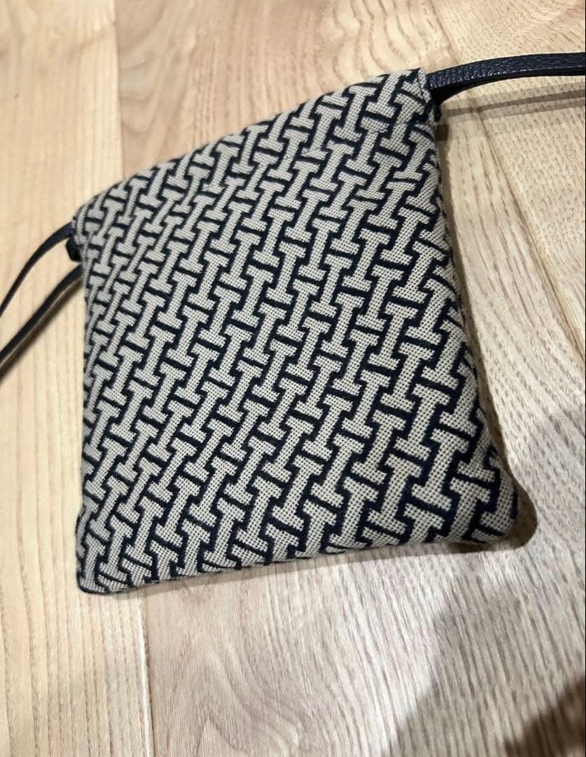 美品　IACUCCI モノグランマ ポーチ