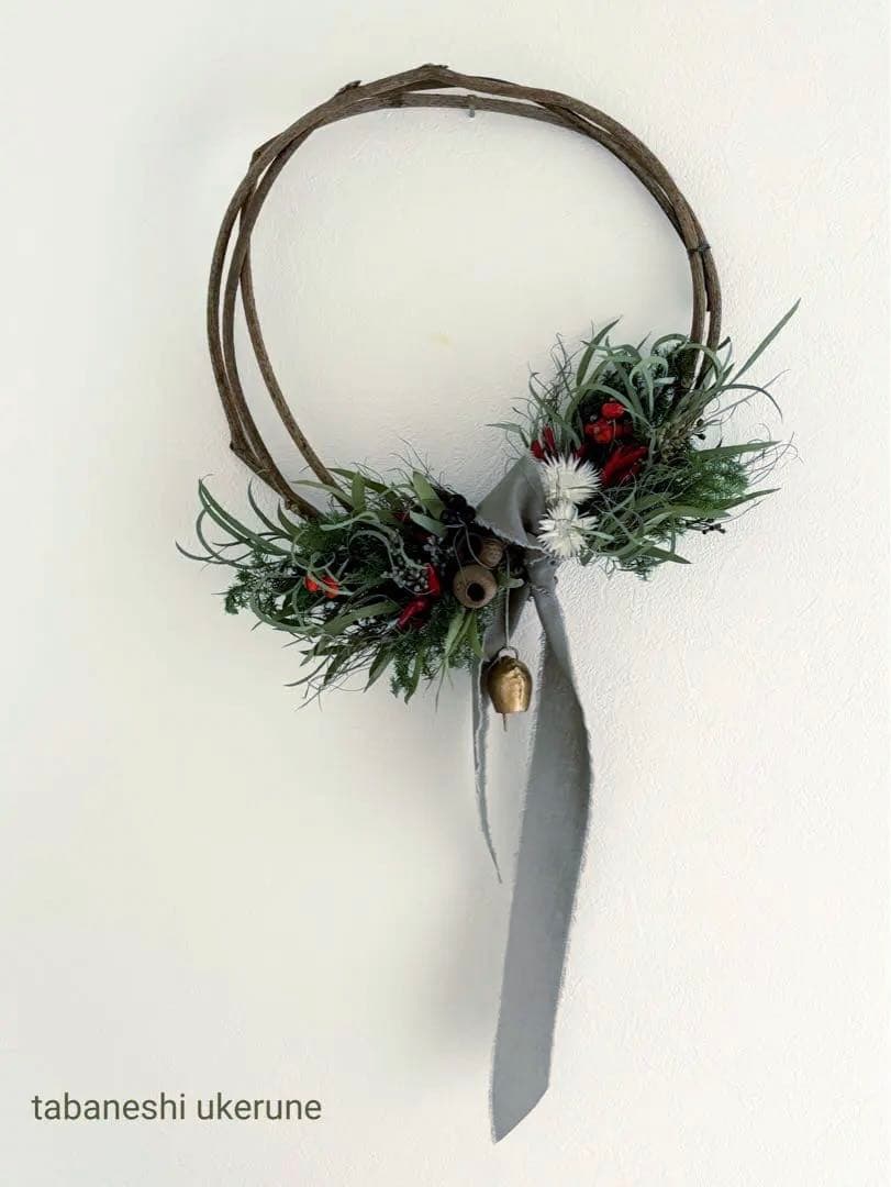 アイアンベルが鳴る　冬の実物を紡いだハーフ型　クリスマス　リース　ドライフラワー