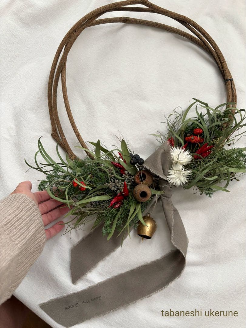 アイアンベルが鳴る　冬の実物を紡いだハーフ型　クリスマス　リース　ドライフラワー