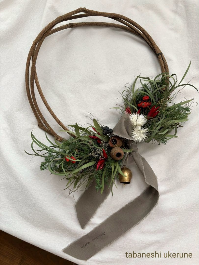 アイアンベルが鳴る　冬の実物を紡いだハーフ型　クリスマス　リース　ドライフラワー