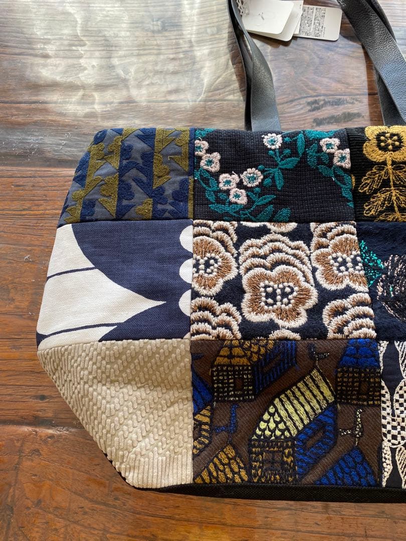 ミナペルホネン　ファスナー付ピーストートバッグ