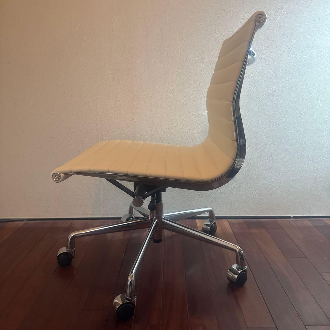 イームズ　アルミナムチェア　PUレザーホワイト