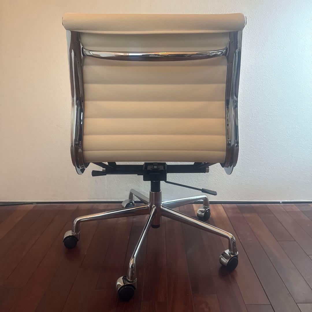 イームズ　アルミナムチェア　PUレザーホワイト