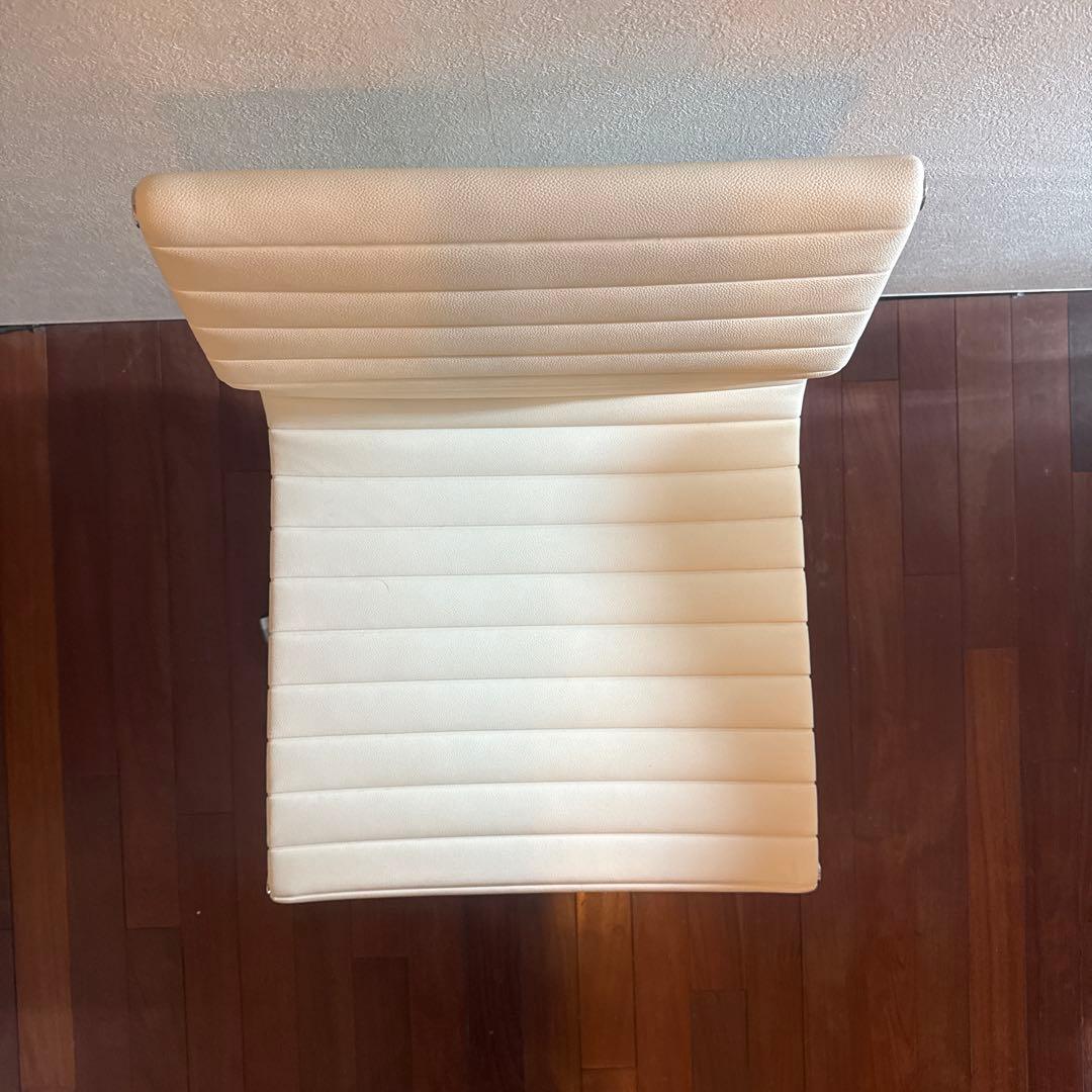 イームズ　アルミナムチェア　PUレザーホワイト