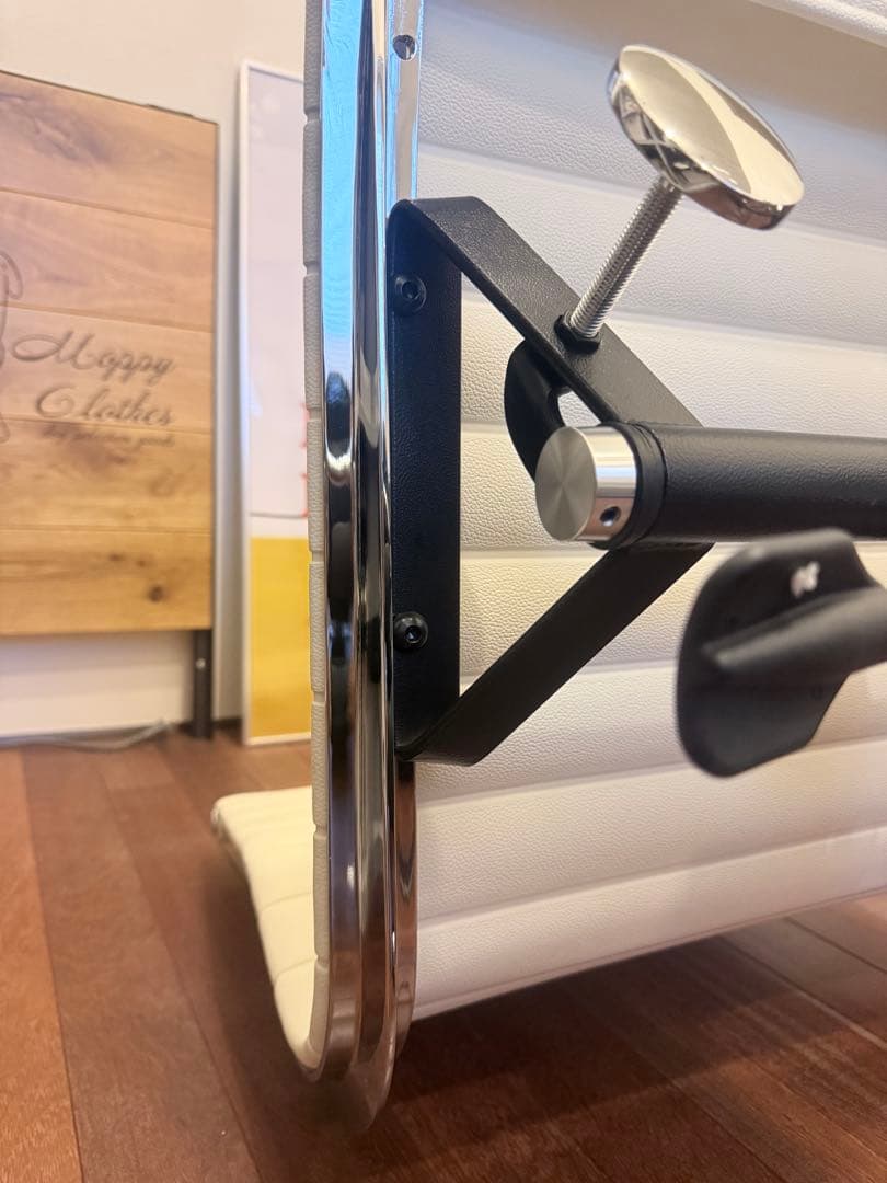 イームズ　アルミナムチェア　PUレザーホワイト