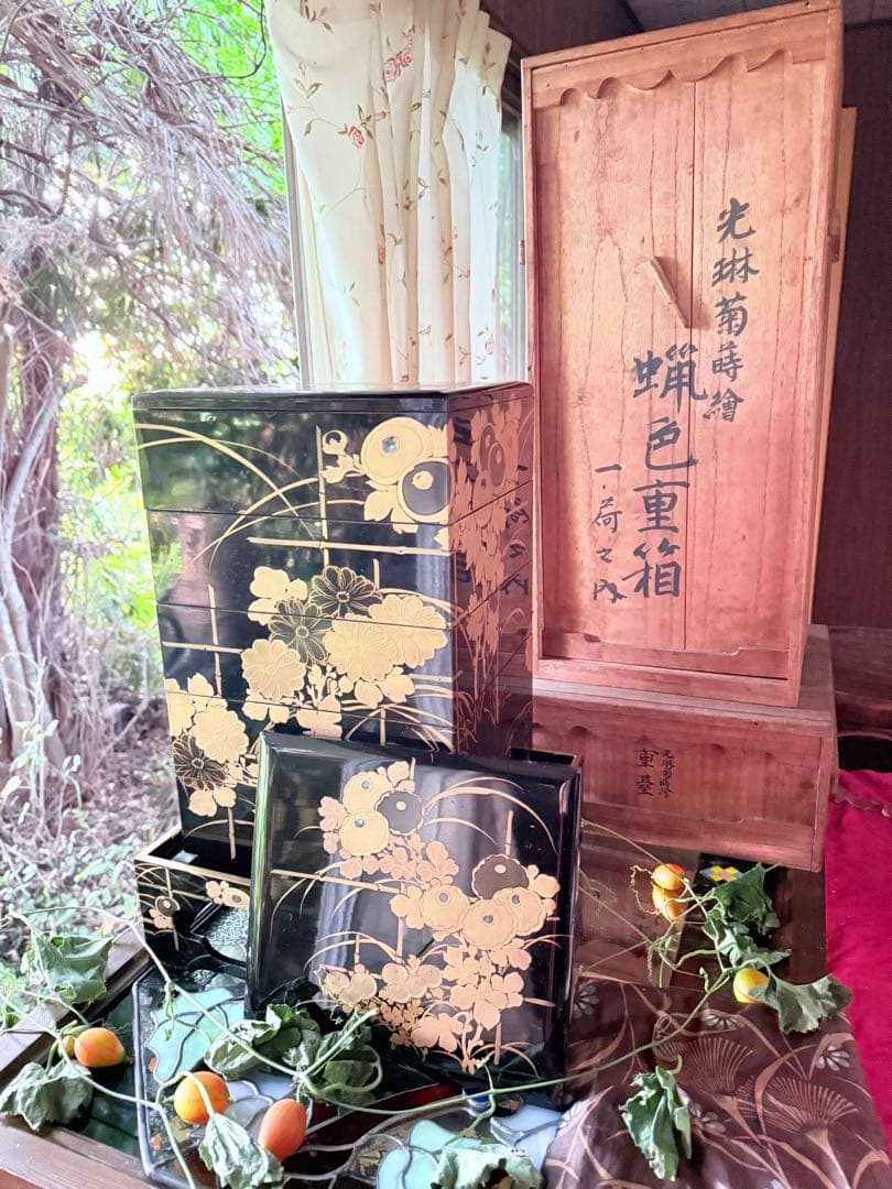 2210様感謝‼️JAPAN蝋色『光琳菊蒔絵五段重二枚蓋』螺鈿光琳　台座付　桐箱入