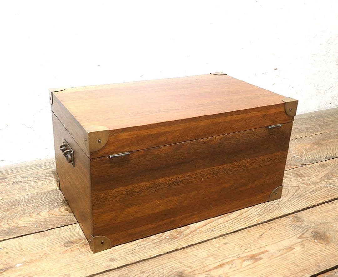 1356 鍵付き　無垢材の重厚なトランク　木箱　収納ケース　センターテーブル