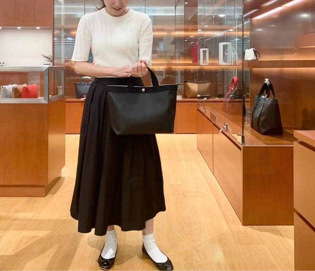 【美品】エルベシャプリエ　704GP トープ　ノワール　黒　Mサイズ　スクエア