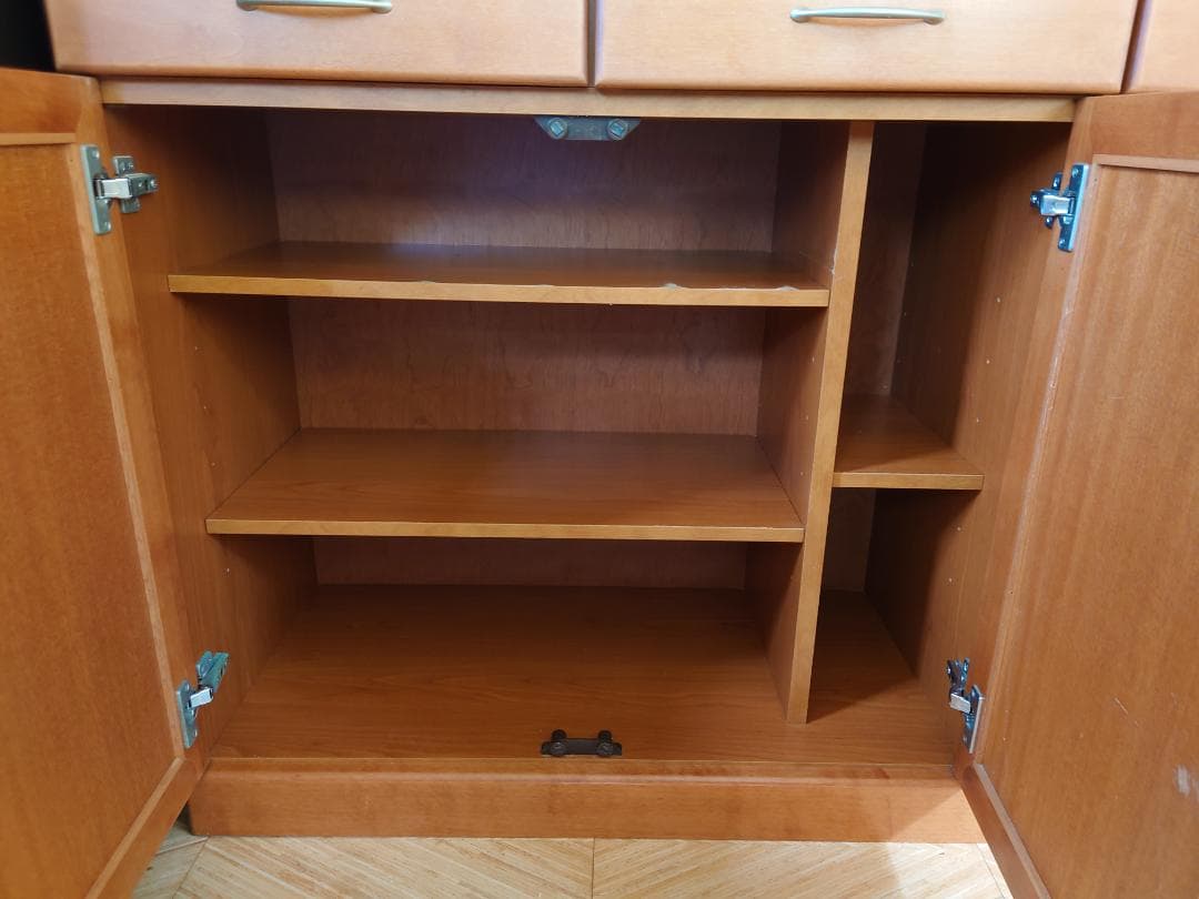 木製食器棚・キッチンボート・カップボード（左側）