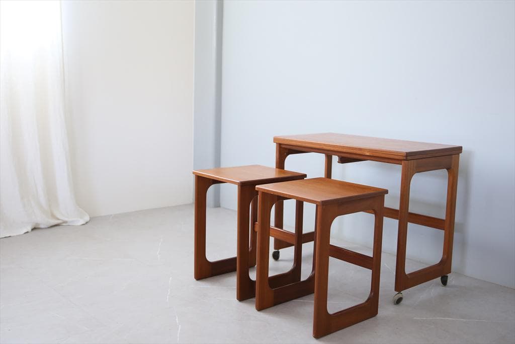 英国アンティークMcIntoshマッキントッシュ製ネストテーブル3台89-240