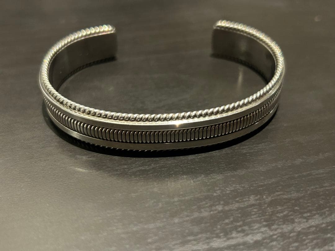 ナバホ Taheスターリングシルバー バングル