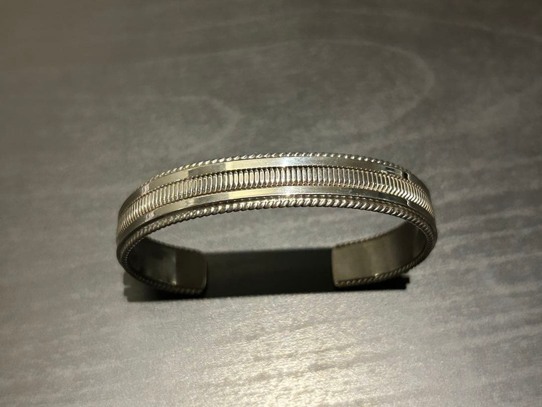 ナバホ Taheスターリングシルバー バングル