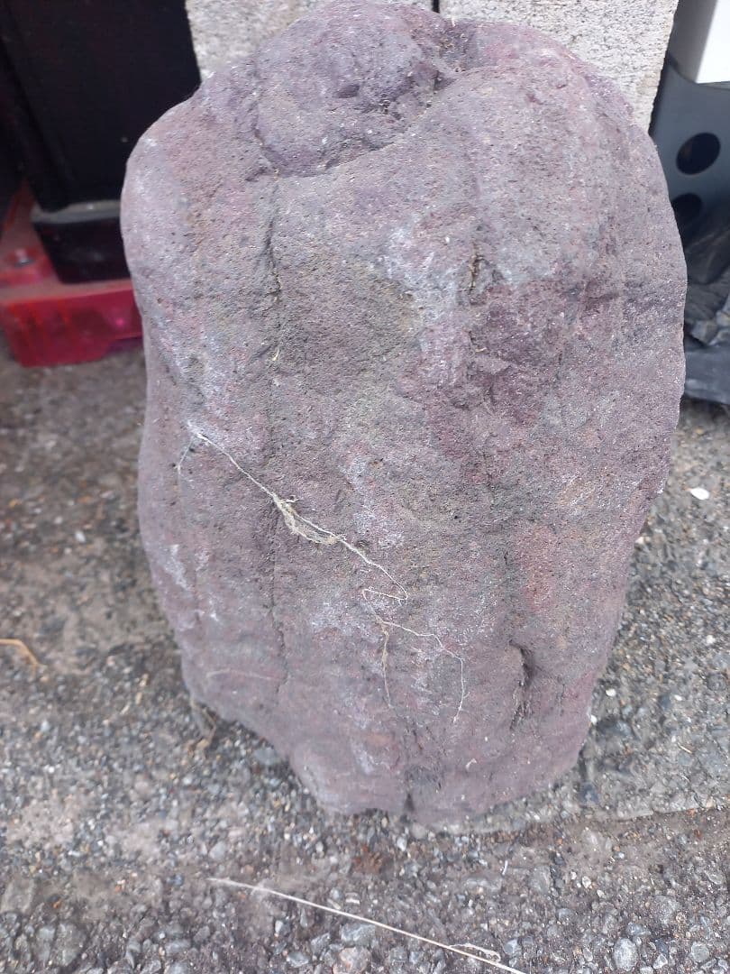 お安くしました。よろしく御願いします。風変わりの石です！