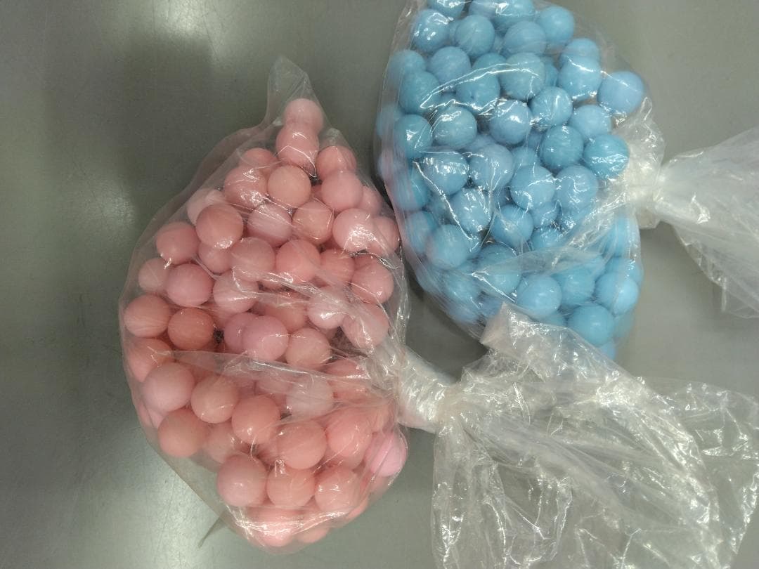 抽選器の玉　水色とピンク