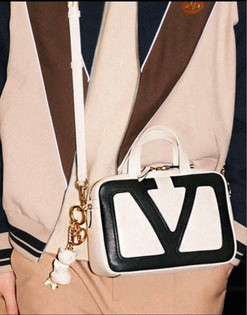 RISA新品VALENTINO GARAVANI 猫デザイン キーホルダー