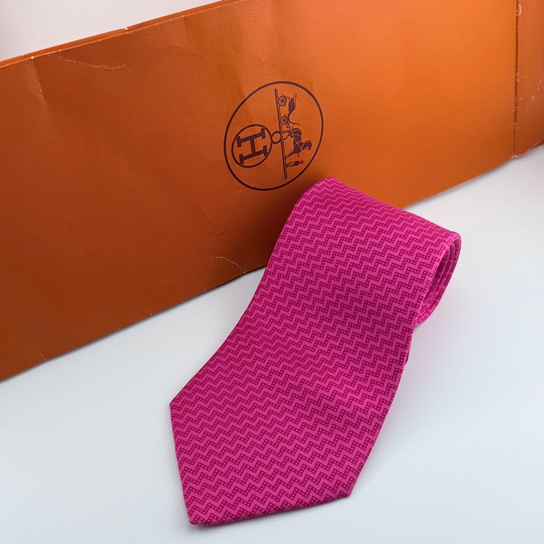 美品HERMÈSネクタイ　ピンク系 ジグザグ柄 シルク100％ フランス製