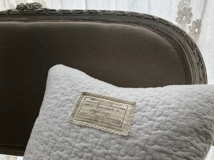 フランスアンティークモノグラムボタンのキルトクッションカバー　シルクのラベル