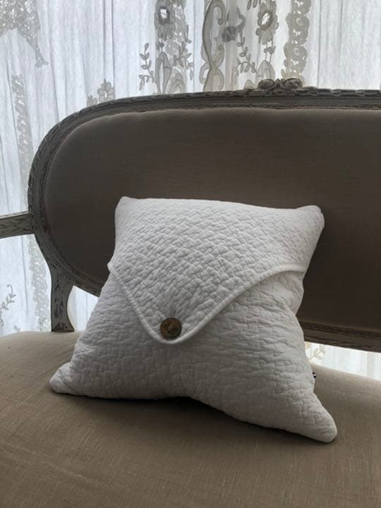 フランスアンティークモノグラムボタンのキルトクッションカバー　シルクのラベル