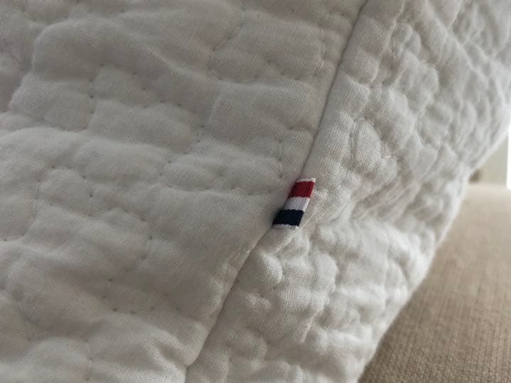 フランスアンティークモノグラムボタンのキルトクッションカバー　シルクのラベル