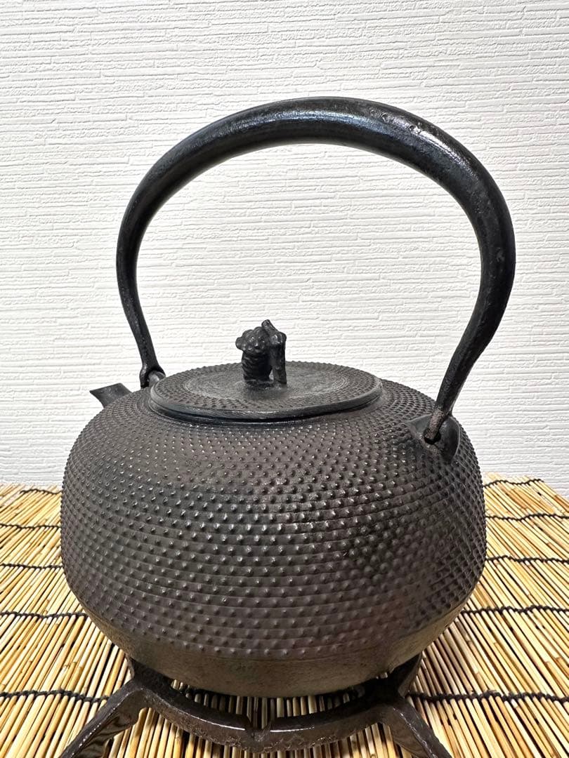 ＵＳＥＤ、良品　南部秀山堂　佐藤 勝弘作　１８型アラレ　鉄瓶　南部鉄瓶　南部鉄器