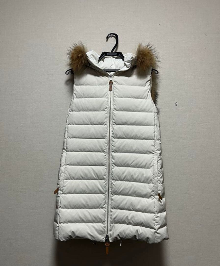 極美品トゥルートラサルディスティーレラクーンファー付きミドル丈ダウンベスト