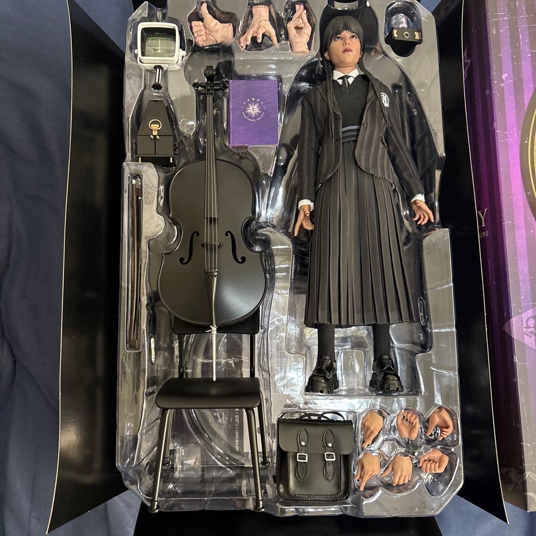 【開封品】ホットトイズ　ウェンズデー　Wednesday 1/6