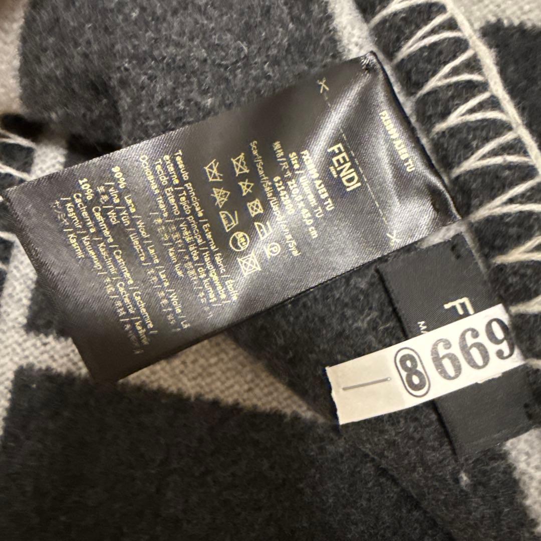 FENDI FFロゴマフラー グレー/ブラック　目黒蓮着用