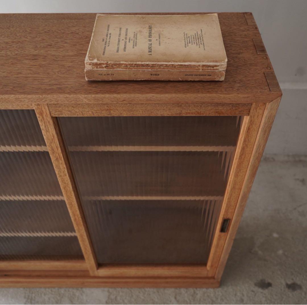 モールガラスのキャビネット