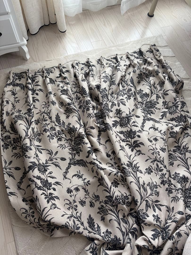 ローラアシュレイ ベージュと黒の花柄ドレープカーテン