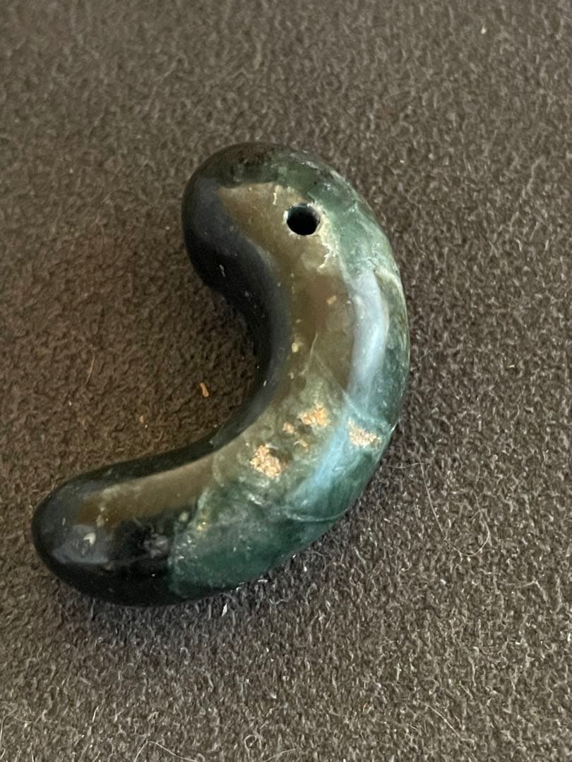 古墳時代　碧玉勾玉　出雲石　出土品