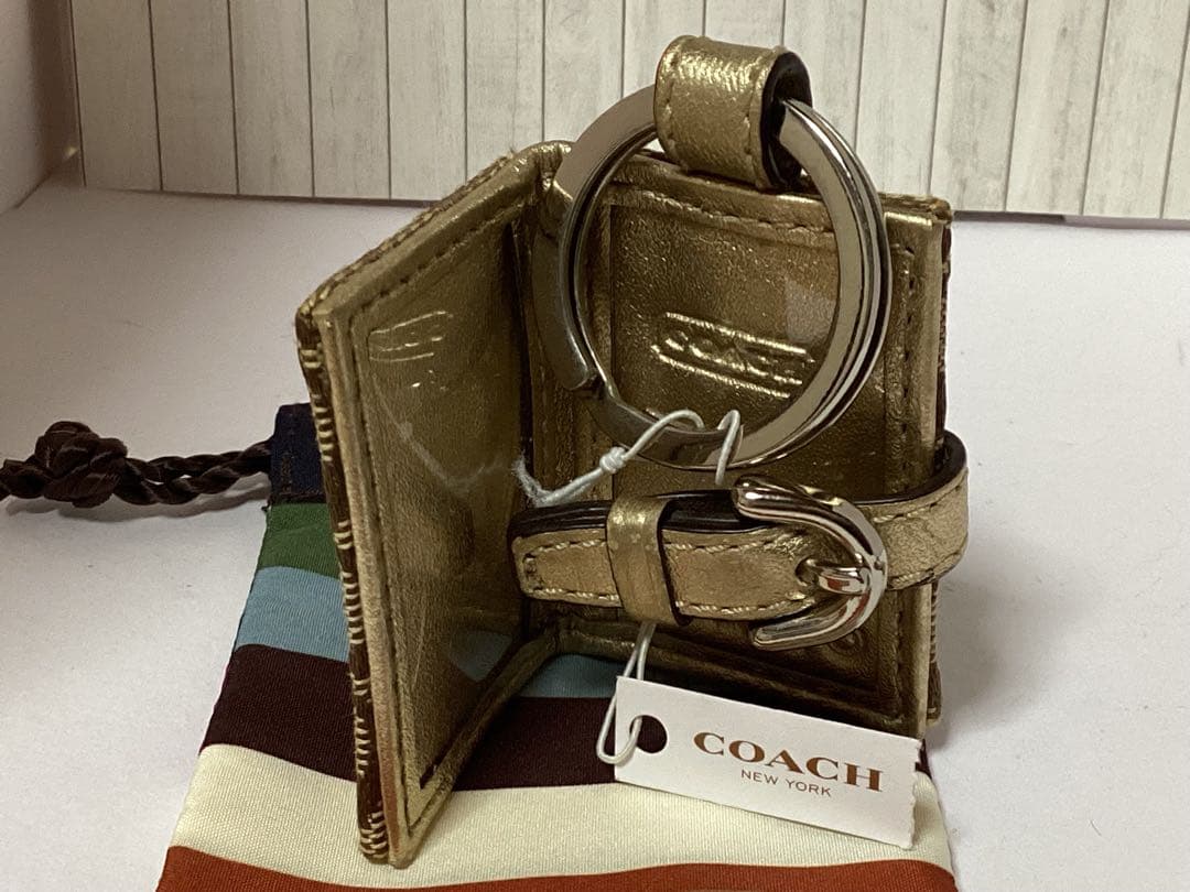 未使用美品保存袋タグ付コーチCOACH ゴールド キーホルダー写真入れ手帳型本物
