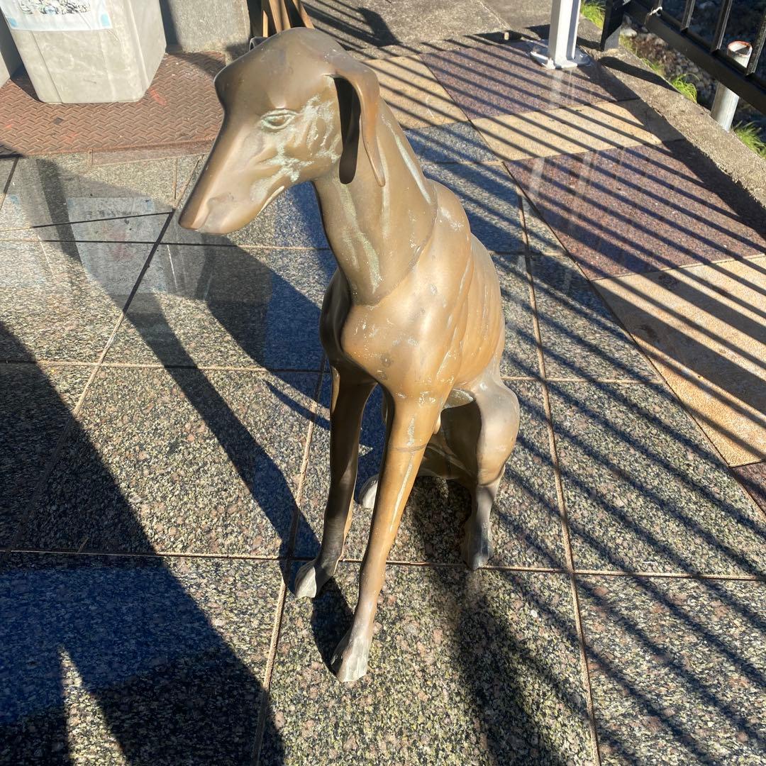 真鍮製　犬の置物　イングリッシュグレイハウンド　 真鍮製、インテリア　真鍮製の犬