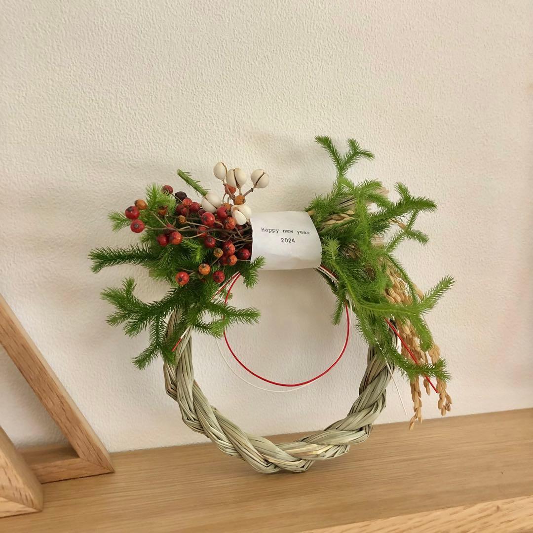 Happy new year 2024 ヒカゲノカズラと紅白のしめ縄飾り