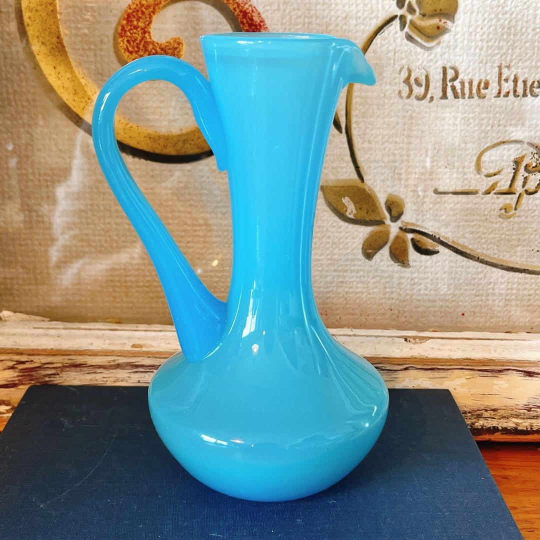 オパリンガラスのブルーピシェ