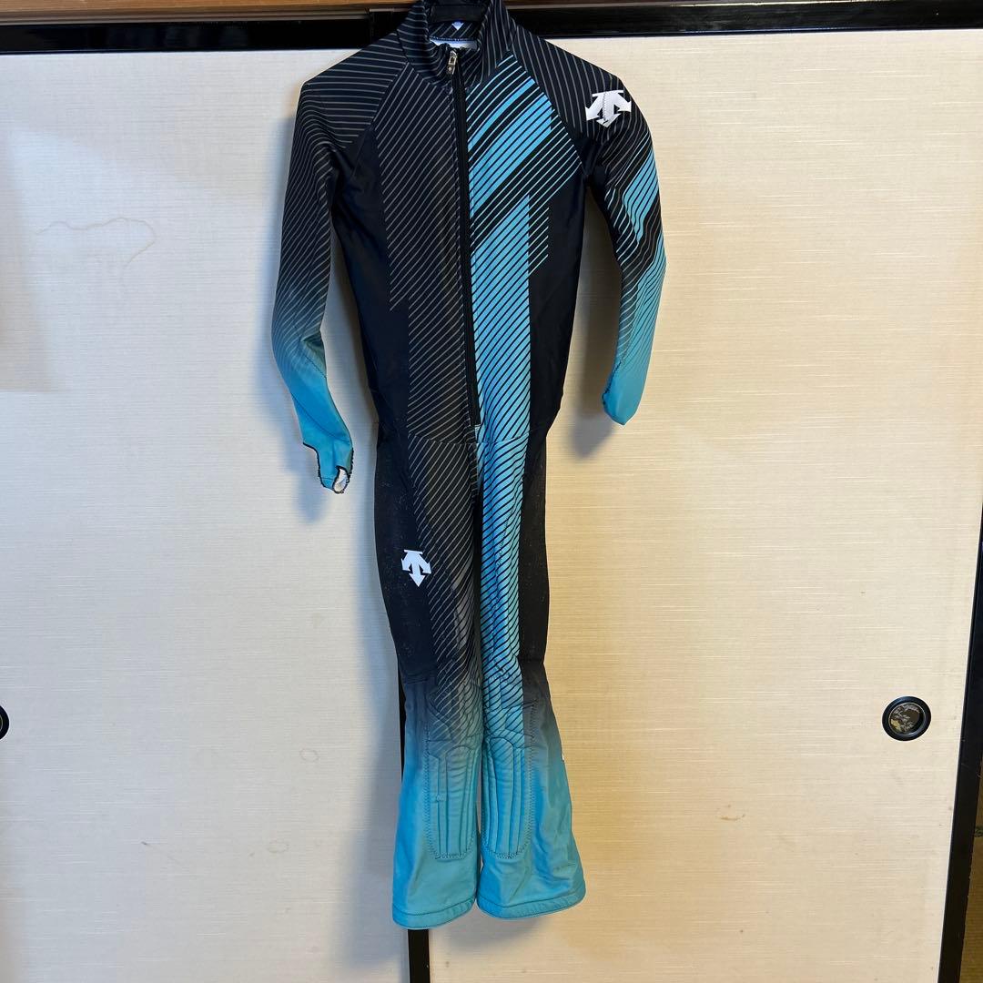 t*a様 最終値下げ　元値12万　DESCENTE スキーウェア メンズ 黒と青