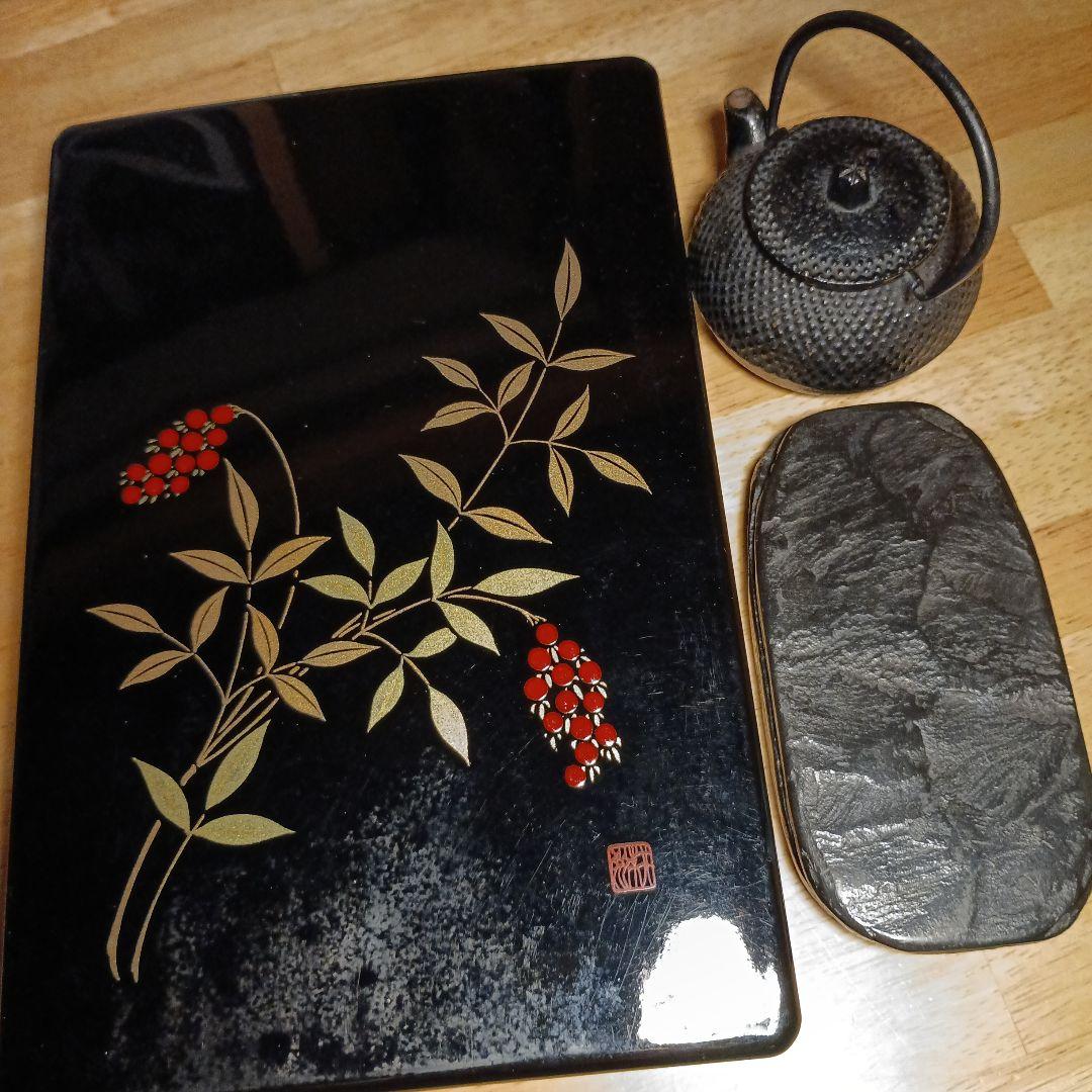 書道セット・雨畑硯(蓋付き)、南部鉄の水差し、筆、墨、文鎮入りです。