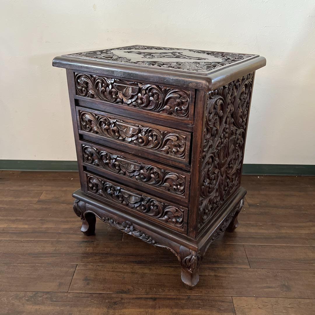 k020r121 見事なまでの彫刻チェスト オリエンタルな雰囲気を湛える逸品