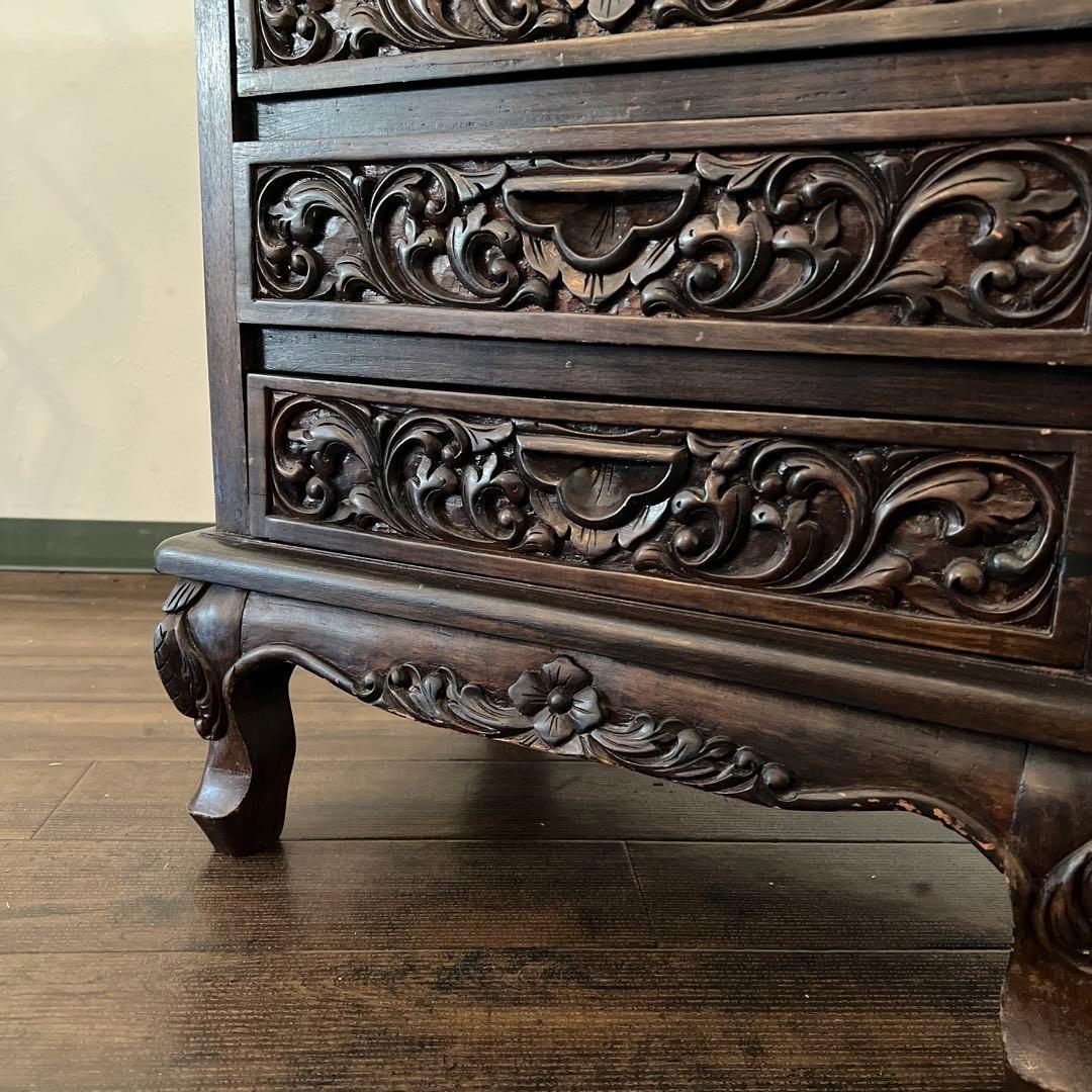 k020r121 見事なまでの彫刻チェスト オリエンタルな雰囲気を湛える逸品