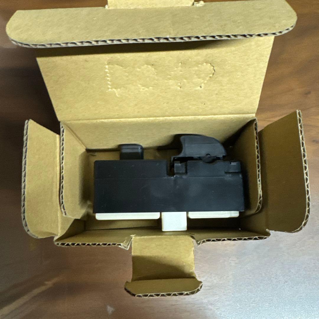 日野　右パワーウィンドウ　スイッチ　純正品84810-E0070