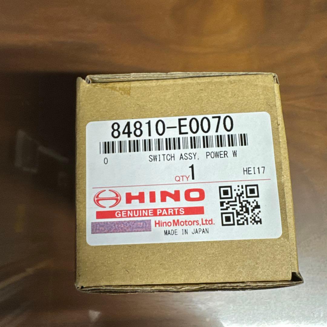 日野　右パワーウィンドウ　スイッチ　純正品84810-E0070