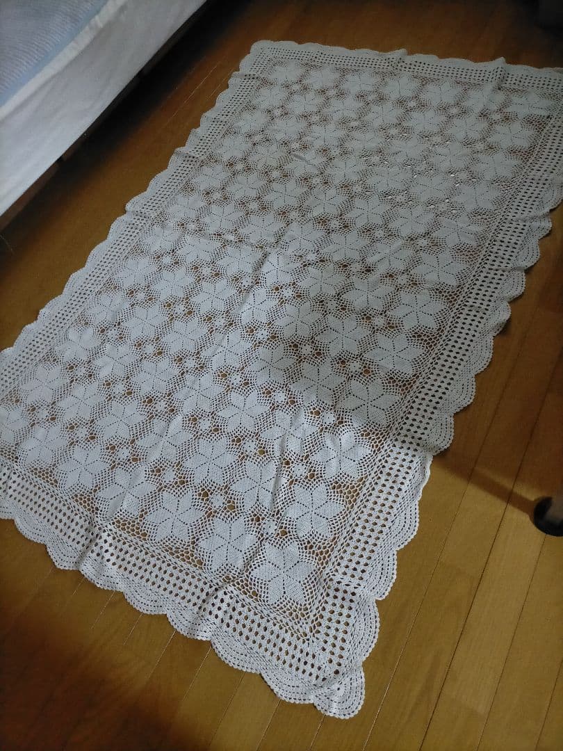 白い花柄　綿レース　テーブルクロス 　サイズ　約178✖112