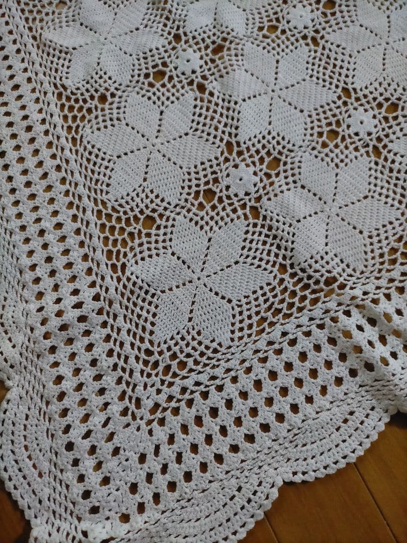 白い花柄　綿レース　テーブルクロス 　サイズ　約178✖112