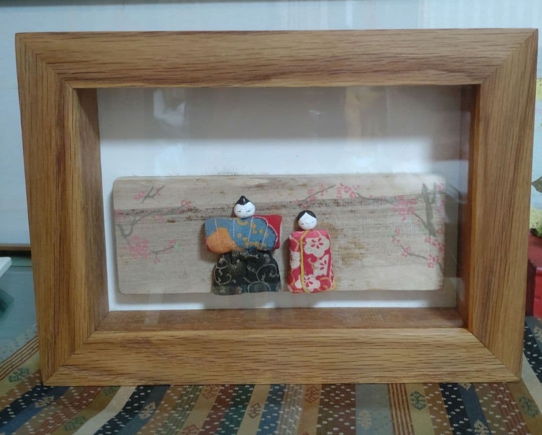桐塑雛人形 桃手描き板付き木製フレーム入り　小型