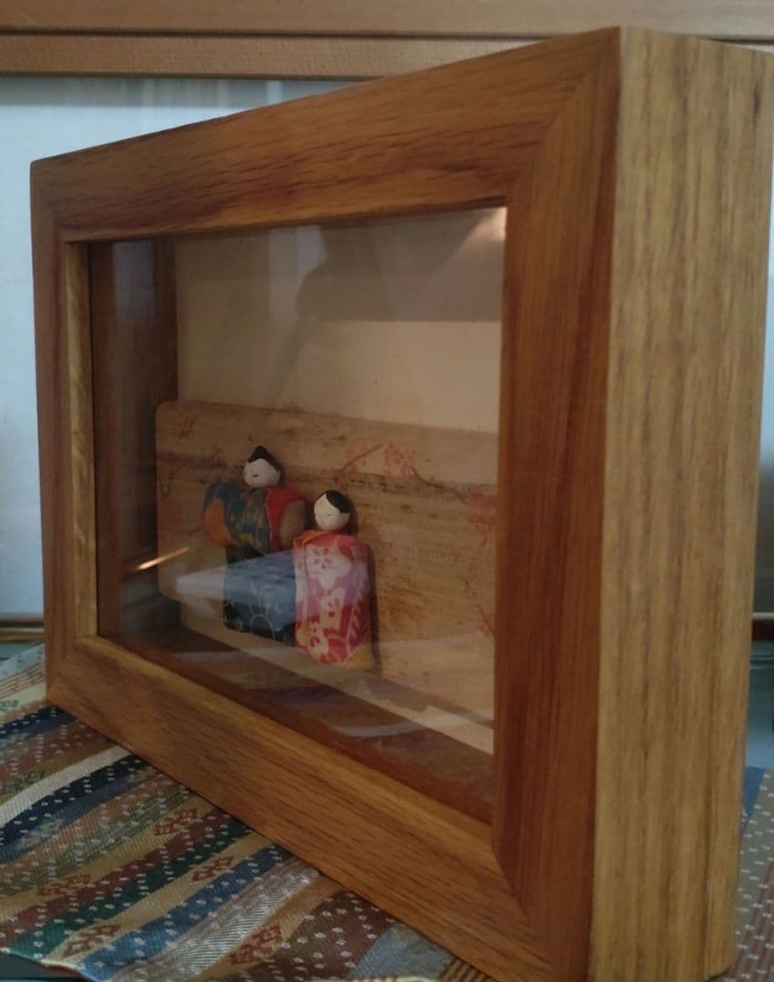 桐塑雛人形 桃手描き板付き木製フレーム入り　小型